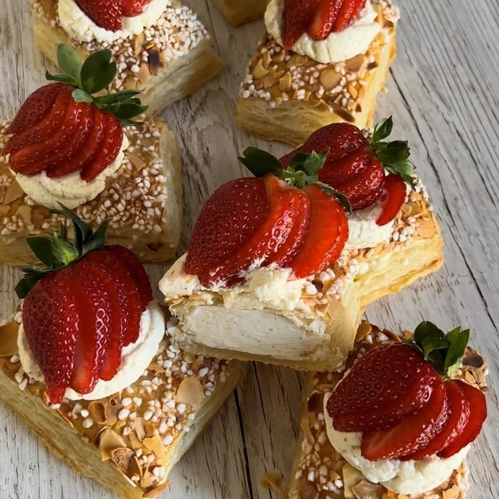 Smördegsbakelser med kardemummakräm och bär