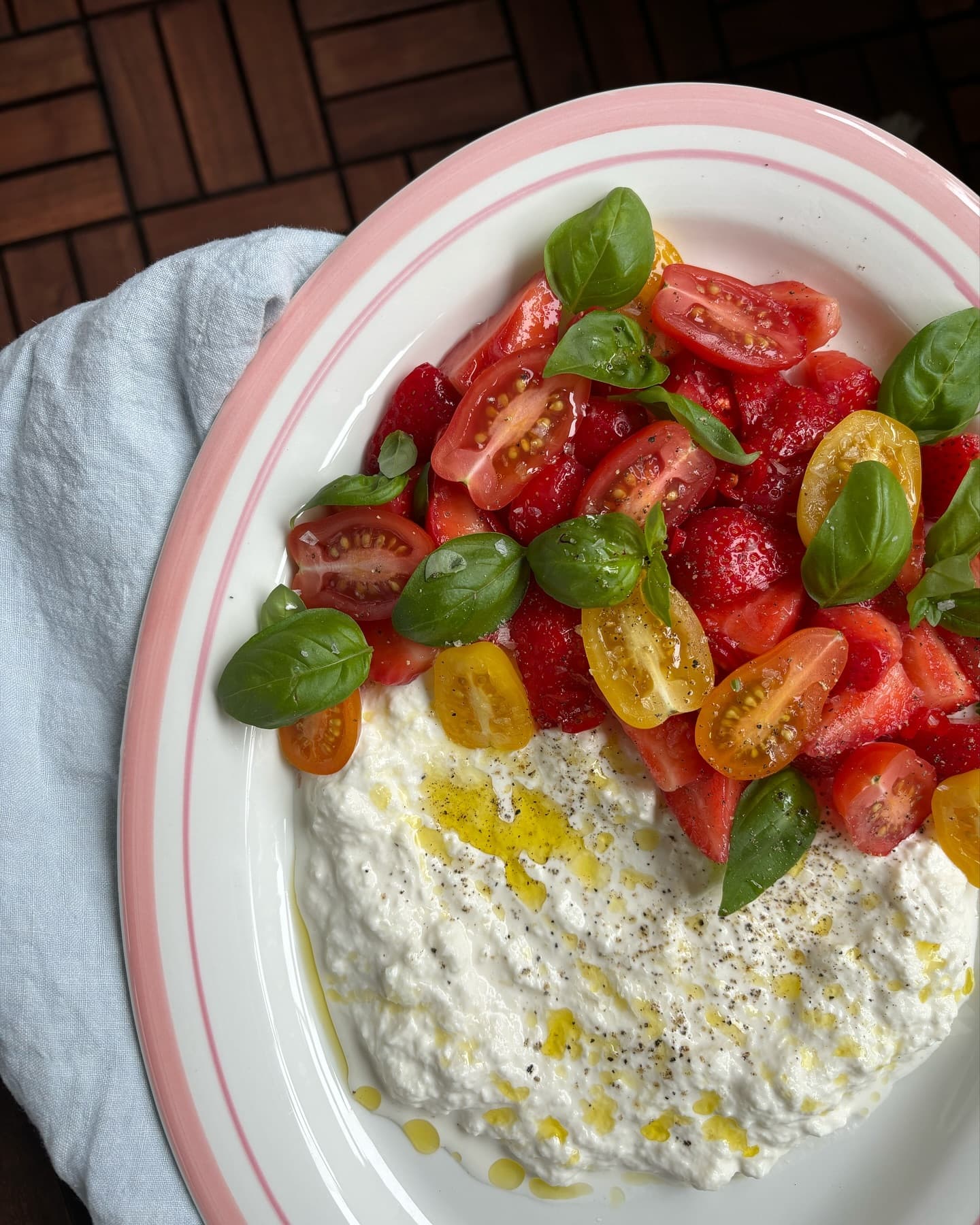Chilinmarinerade jordgubbar med fejk buratta