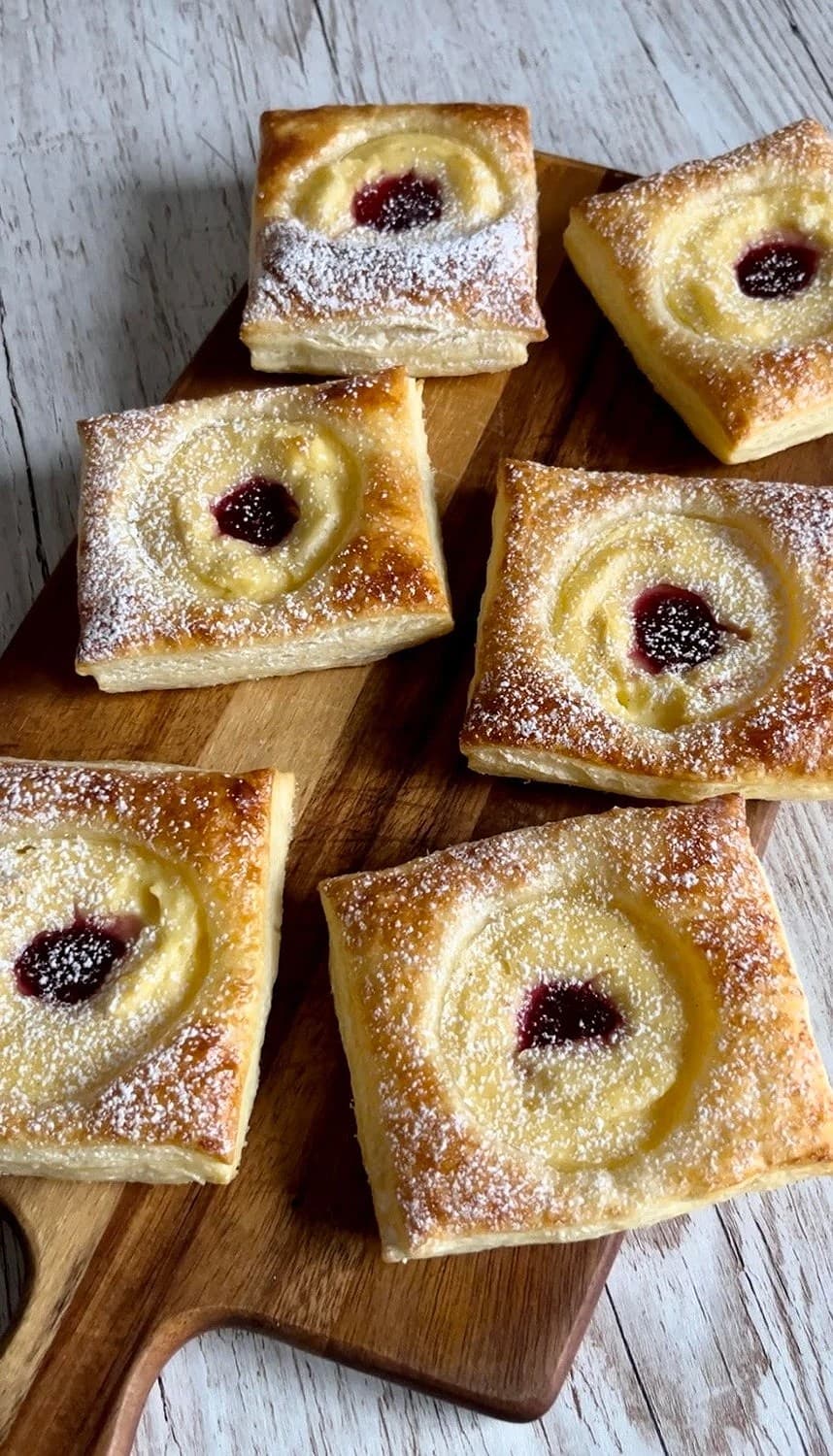 Snabbwienerbröd med vaniljkräm och hallon
