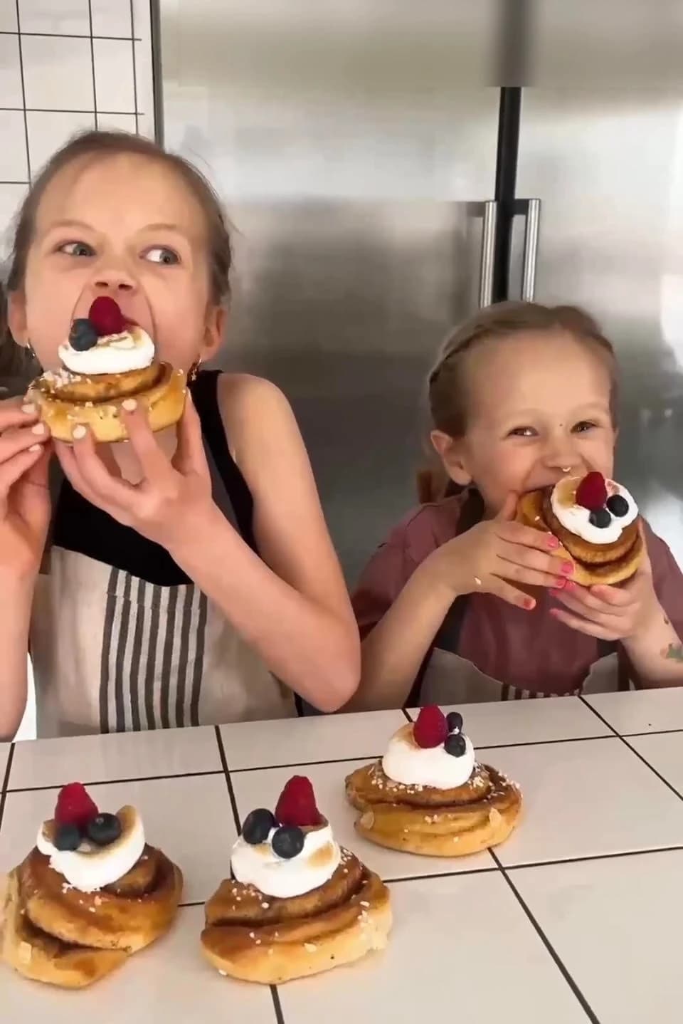 Kanelsnäckor med marängtopping och bär