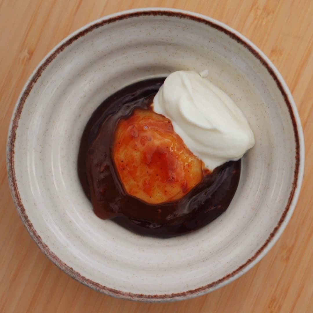 Kolabakade äpplen med whiskey och chokladkräm