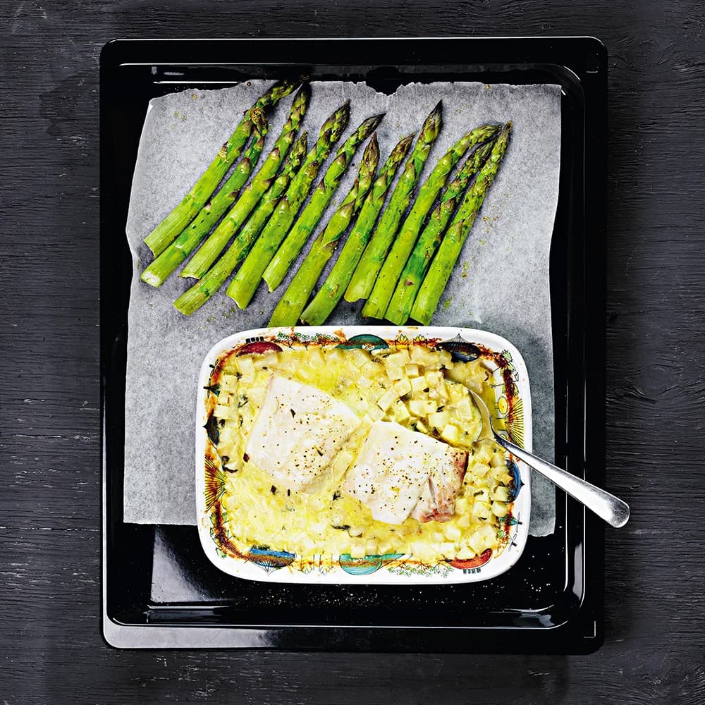 Torskrygg med rotsellerigratäng och sparris