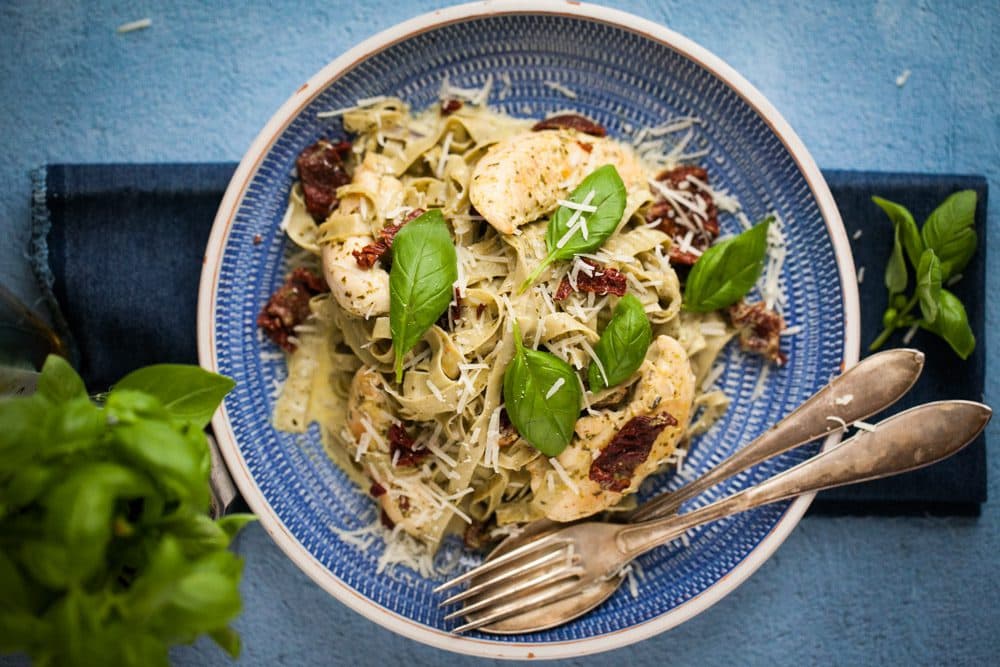 Bönpasta med pesto och kyckling