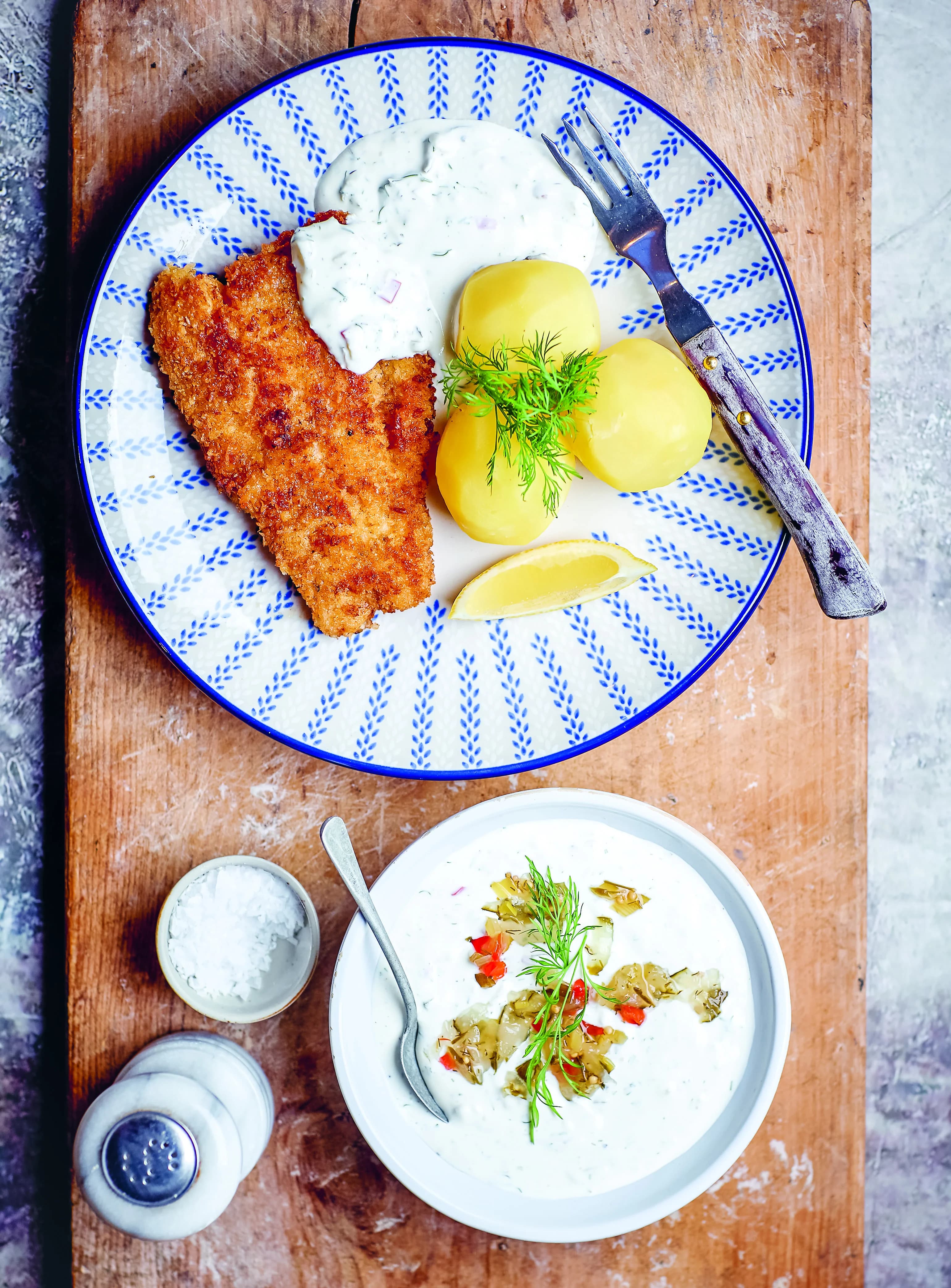 Pankopanerad fisk med enkel kall sås