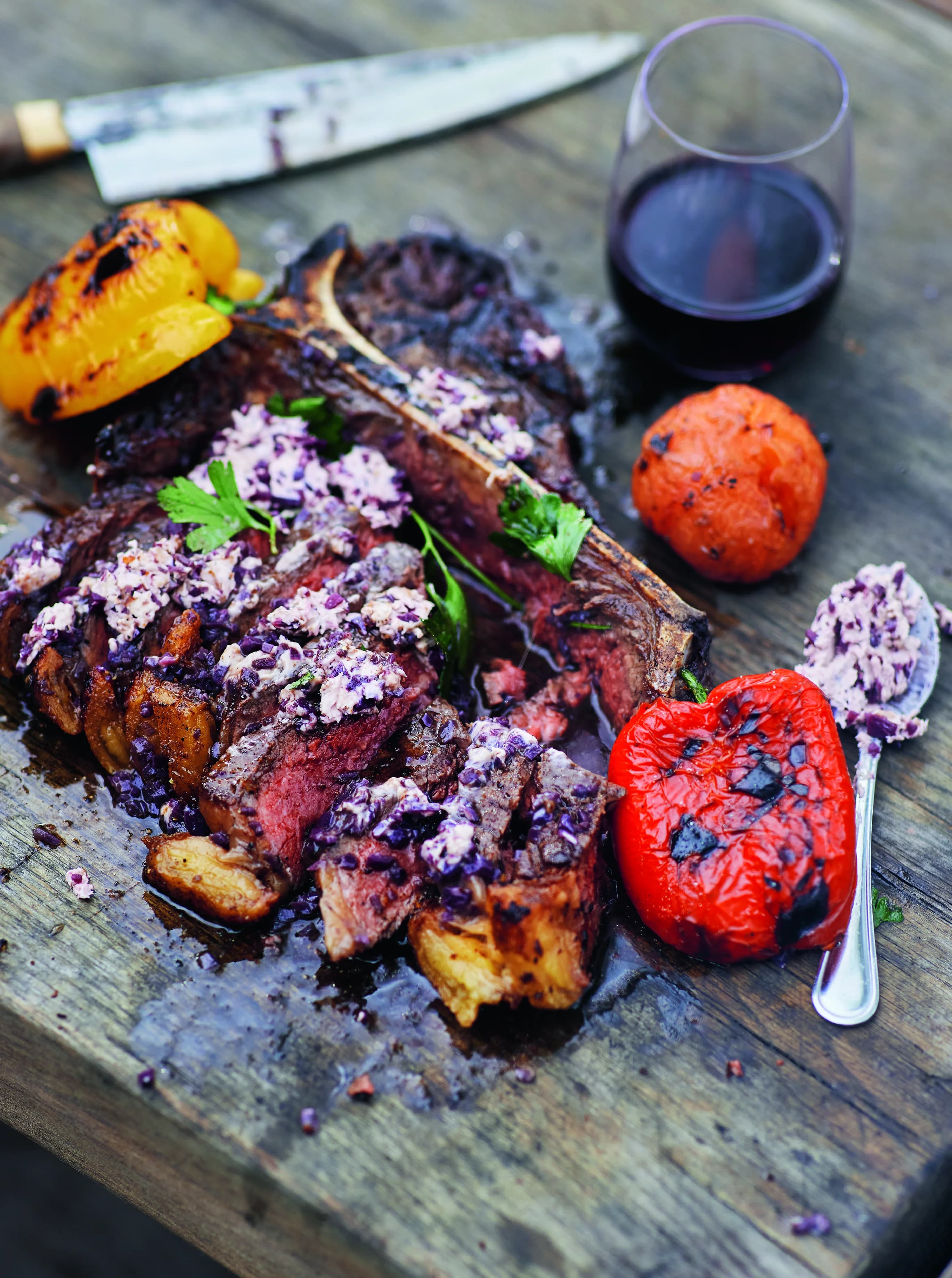 Grillad T-benstek med tomat och paprika