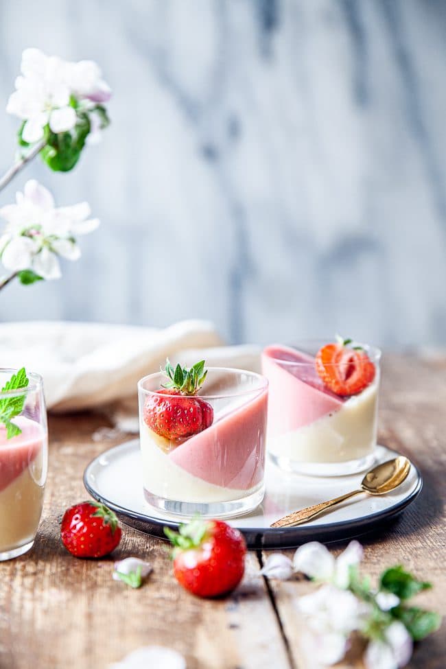Pannacotta med rabarber och vit choklad