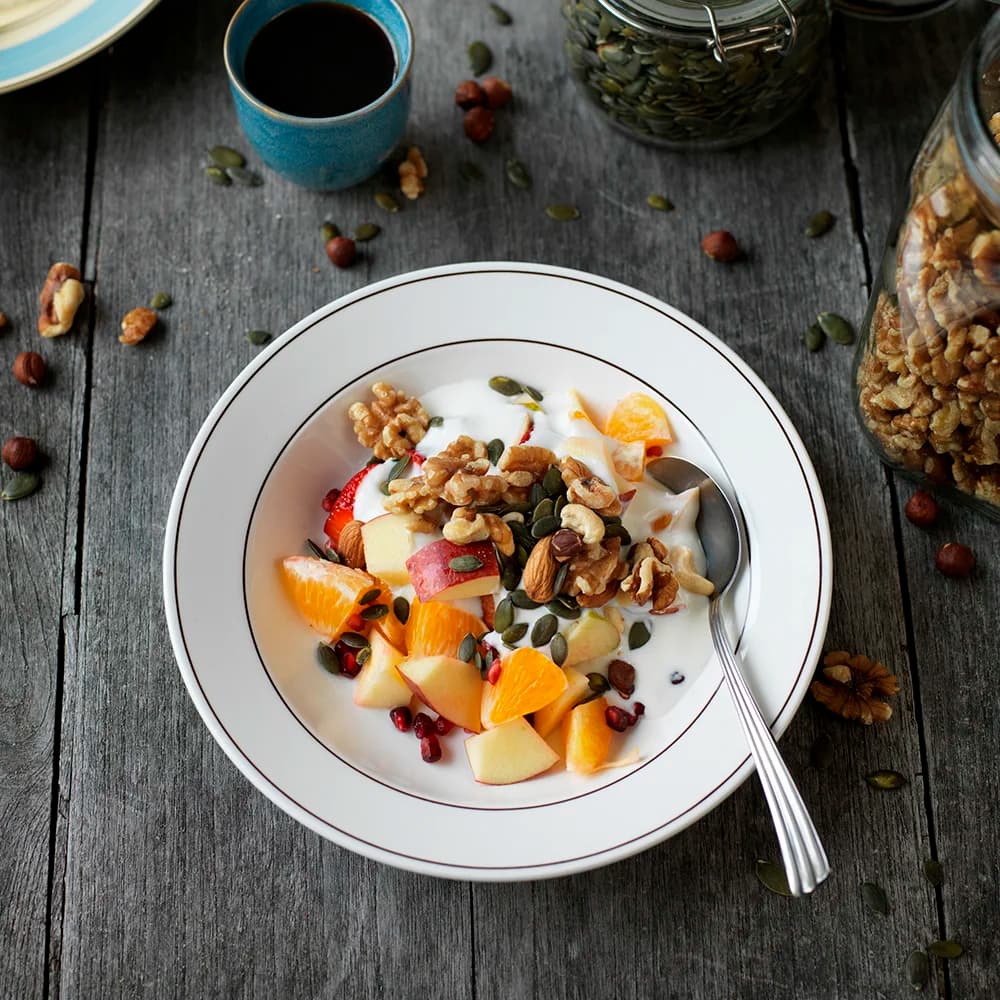 Fruktsallad med nötter och yoghurt