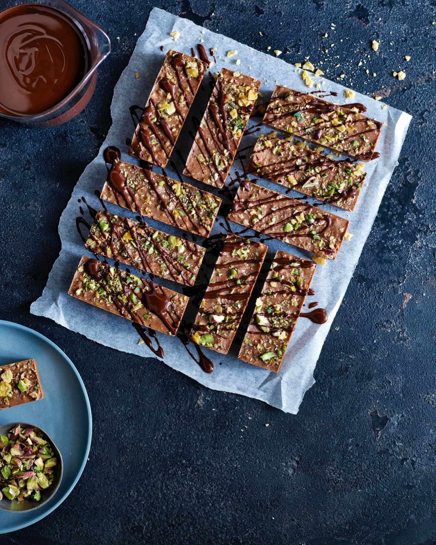 Krispiga chokladbars med hasselnötspralné och pistage