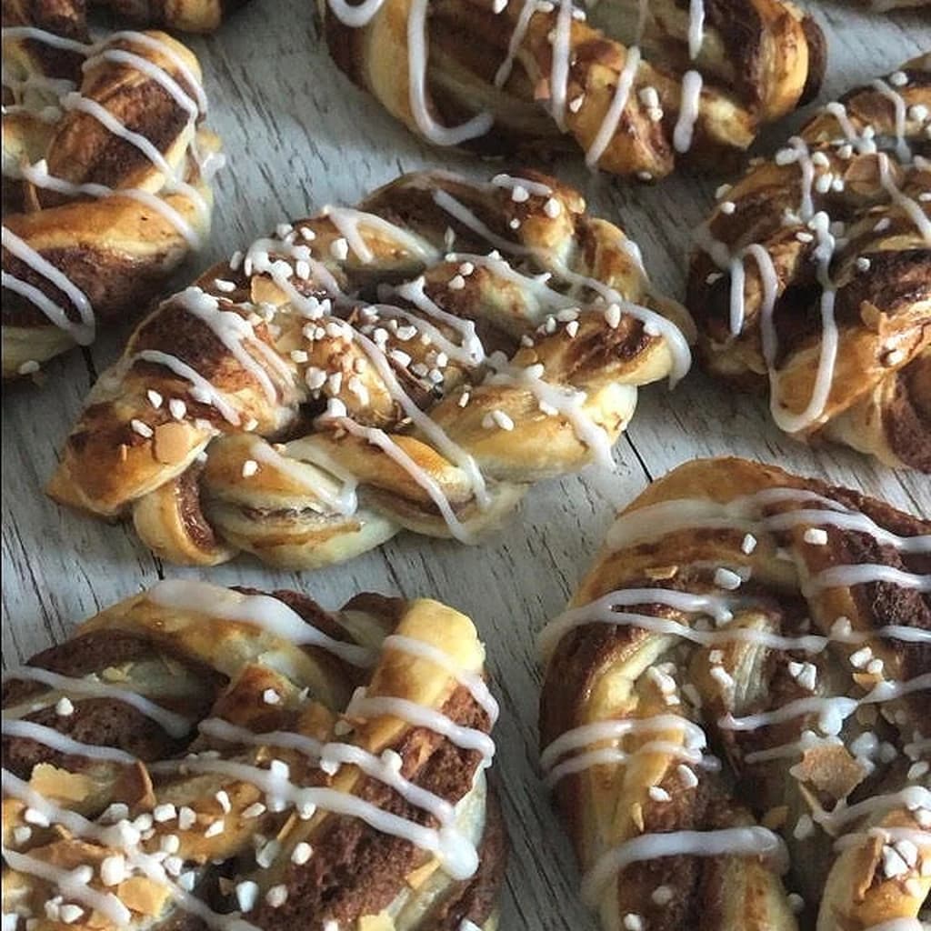 Smördegstungor med nutella och mandelmassa