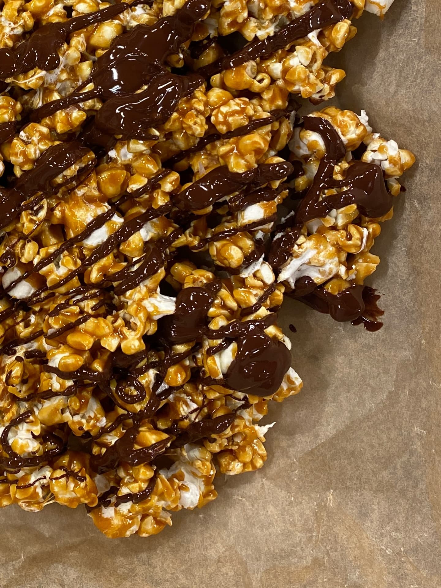 Bräck med karamellpopcorn
