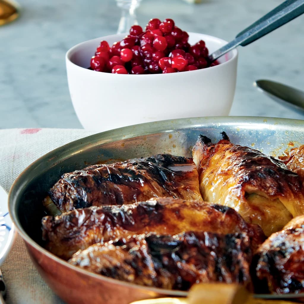 Kåldolmar med gräddsås och lingon