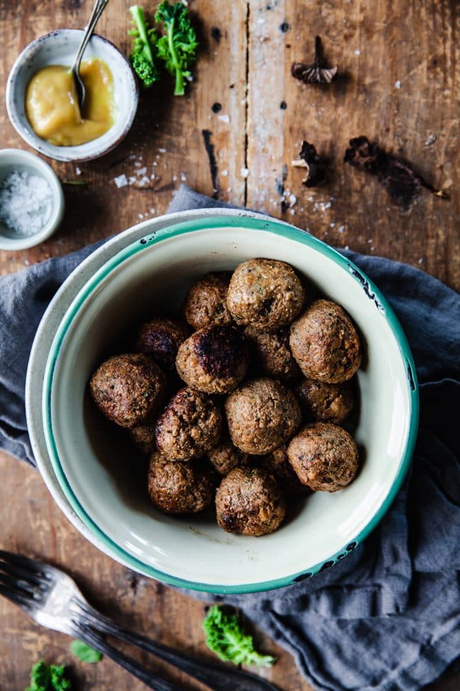 Köttbullar med senap och trattkantareller