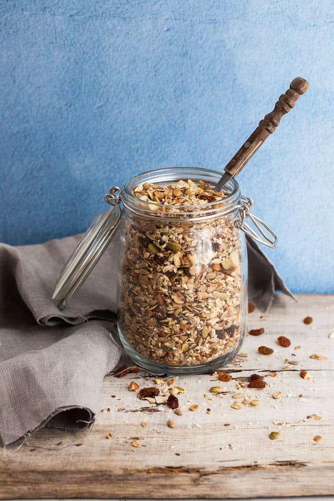 Granola med nötter, frön och kardemumma