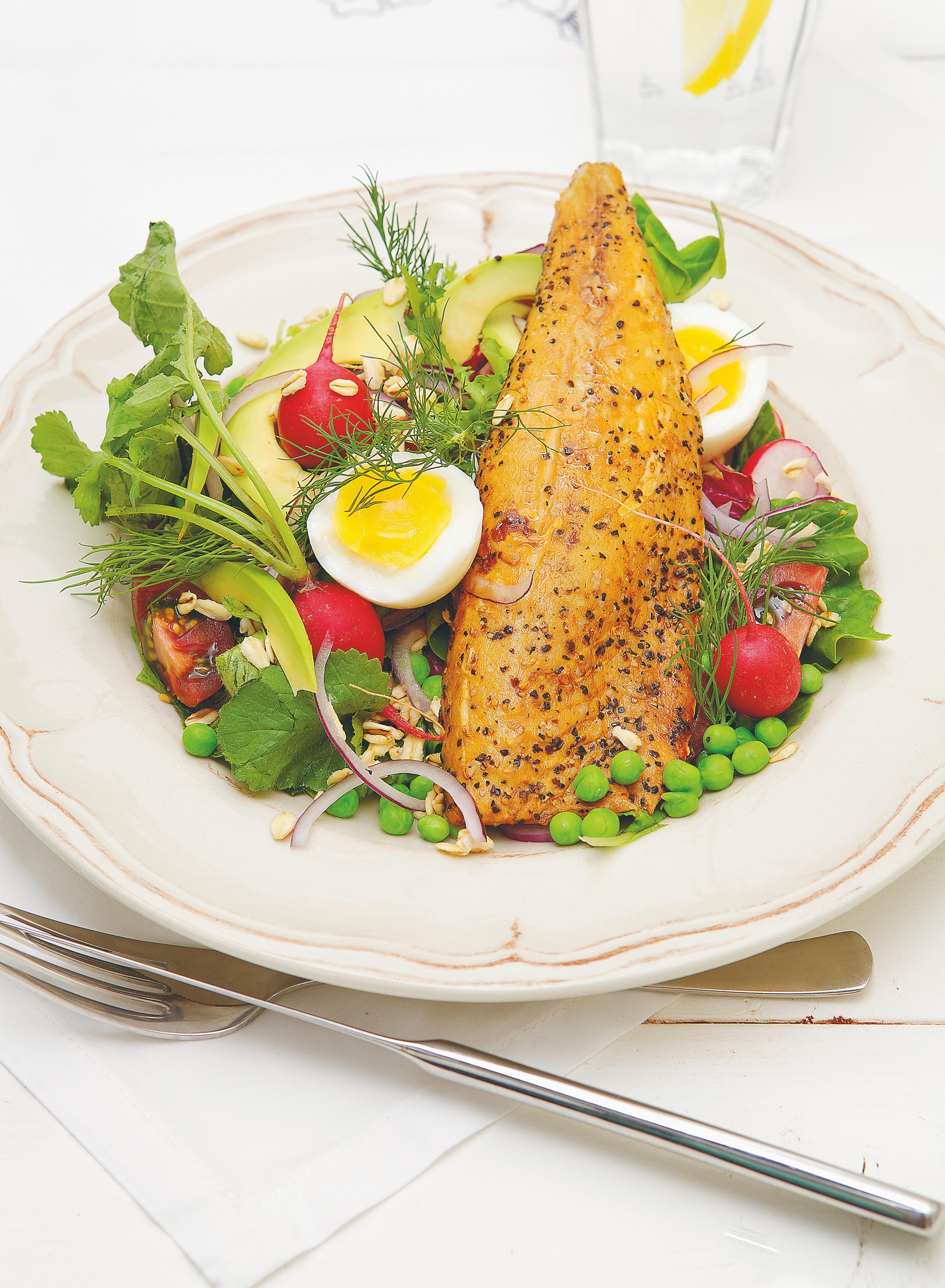Sallad med makrill, mathavre och ägg