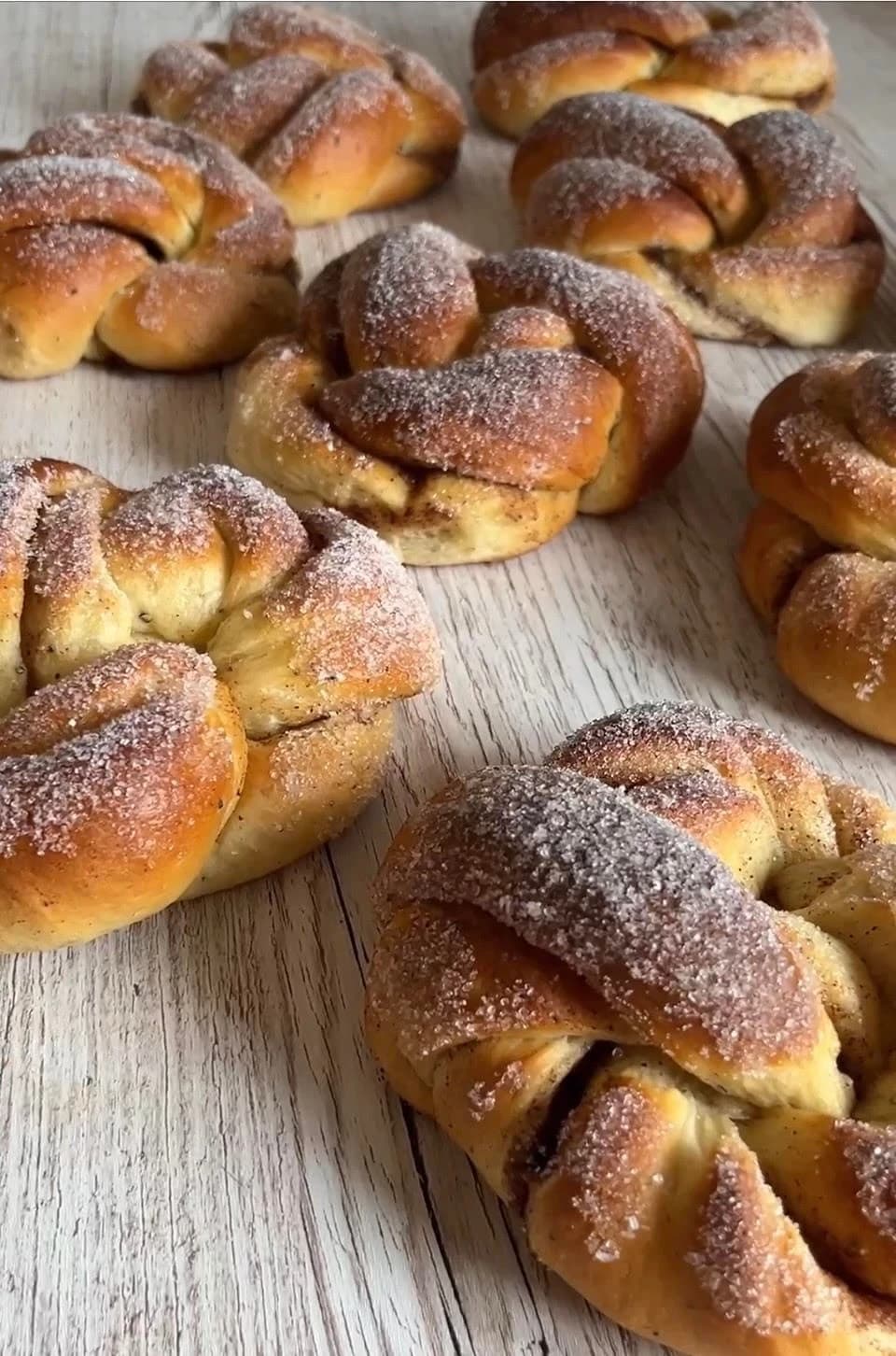 Kanelknutar med smör och socker
