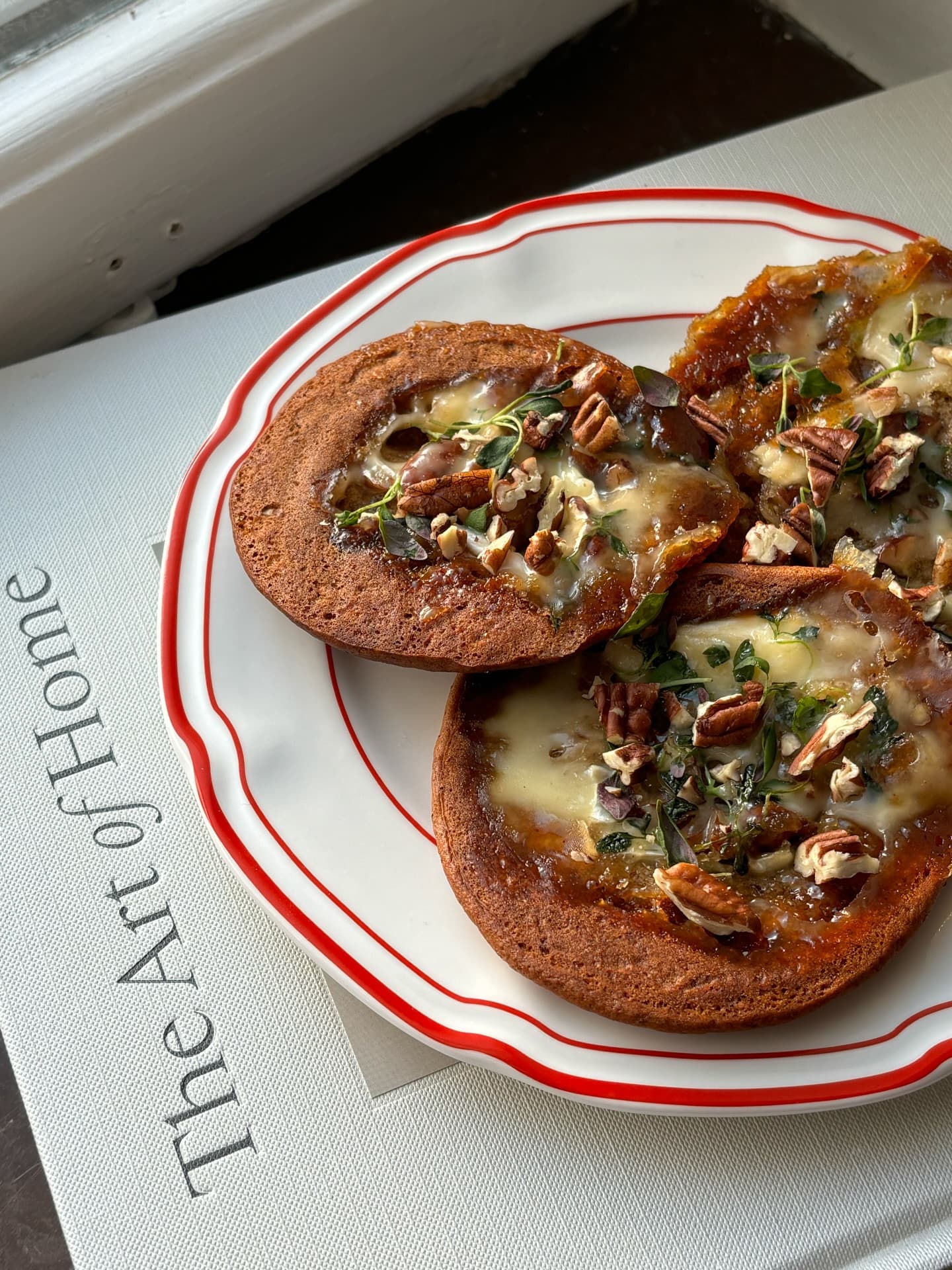 Upside down pepparkakor med brie, honung & pecan