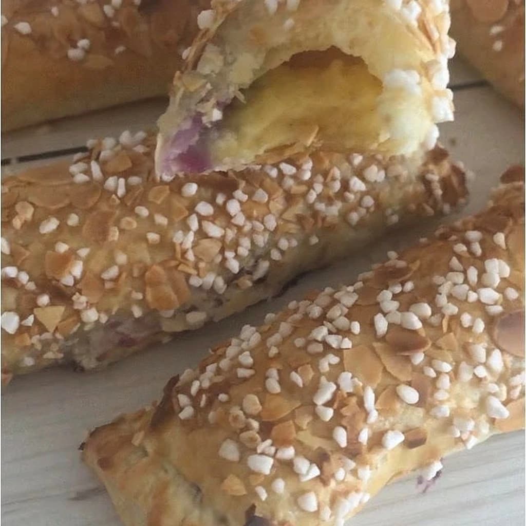 Smördegsrullar med vaniljkräm och blåbär