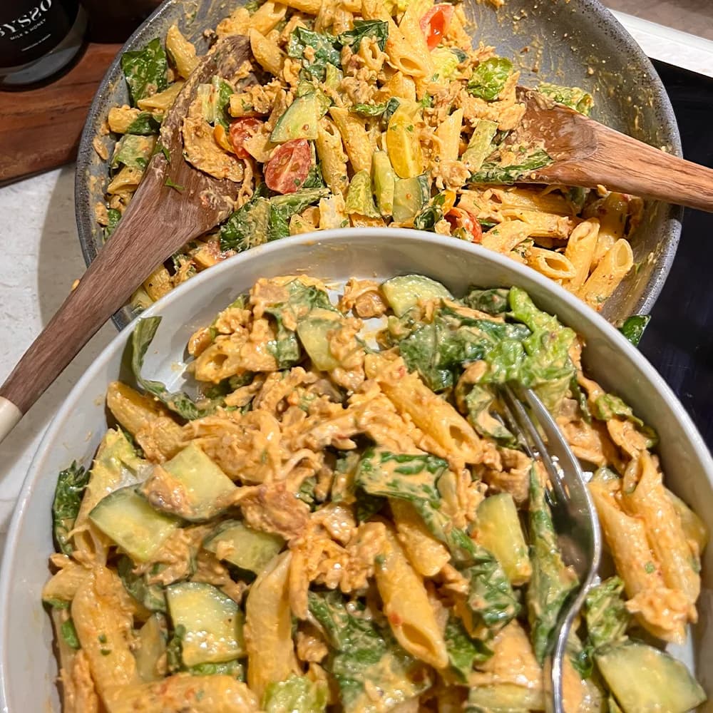 Pastasallad Med Kycklingkebab och Ajvarsås