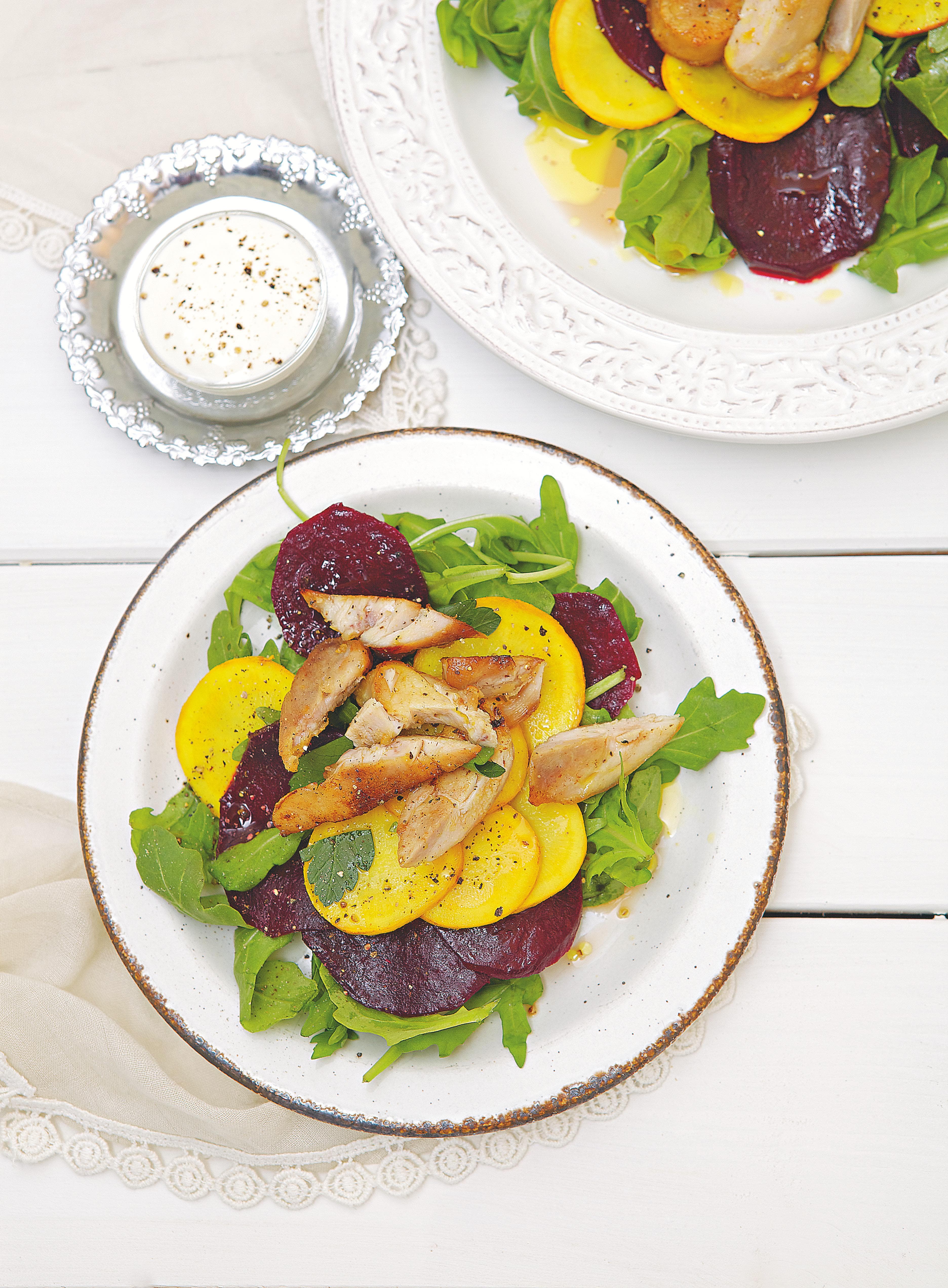 Sallad med kyckling, betor och fetaost