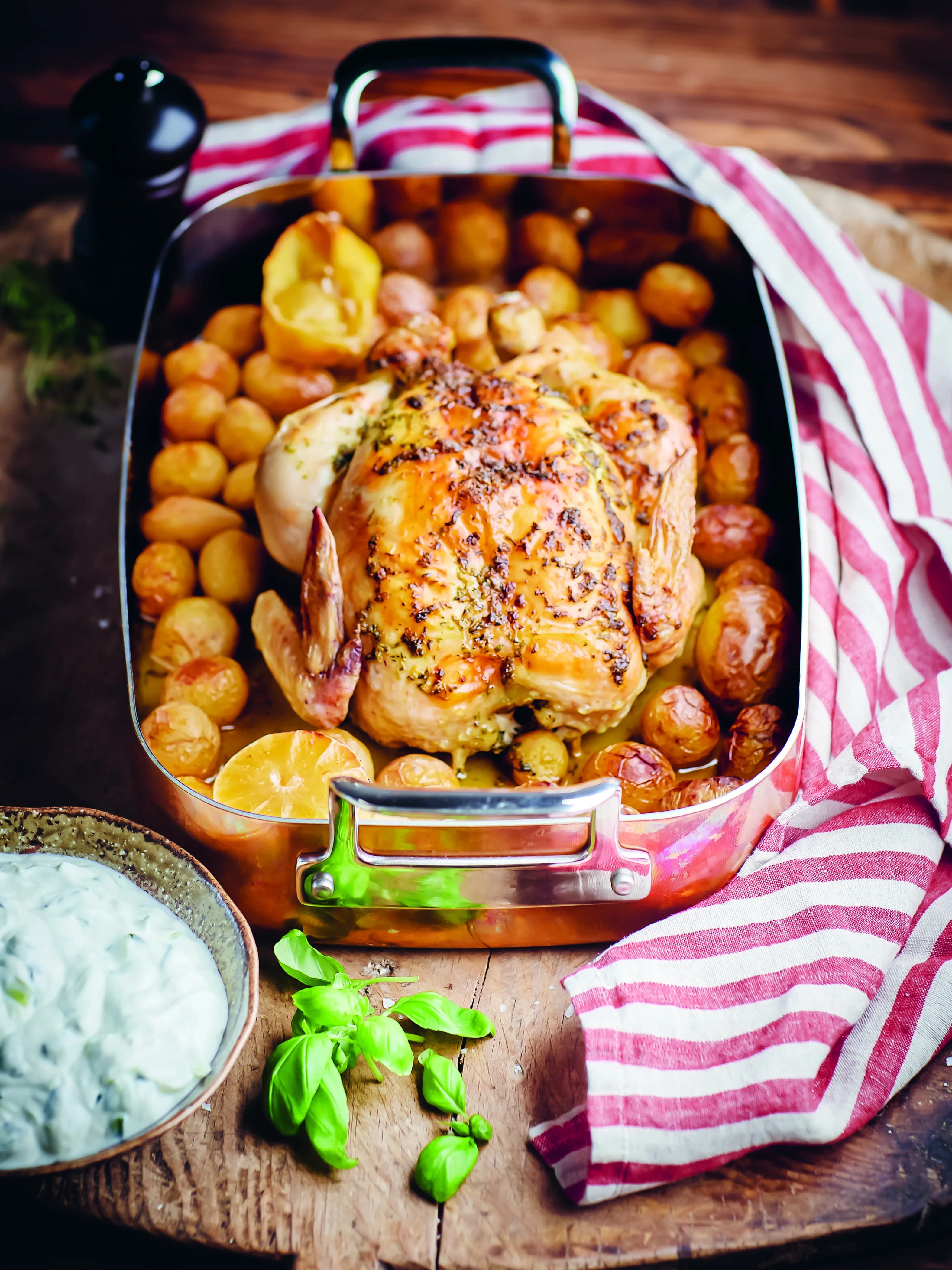 Hel kyckling i ugn med potatis och tzatziki
