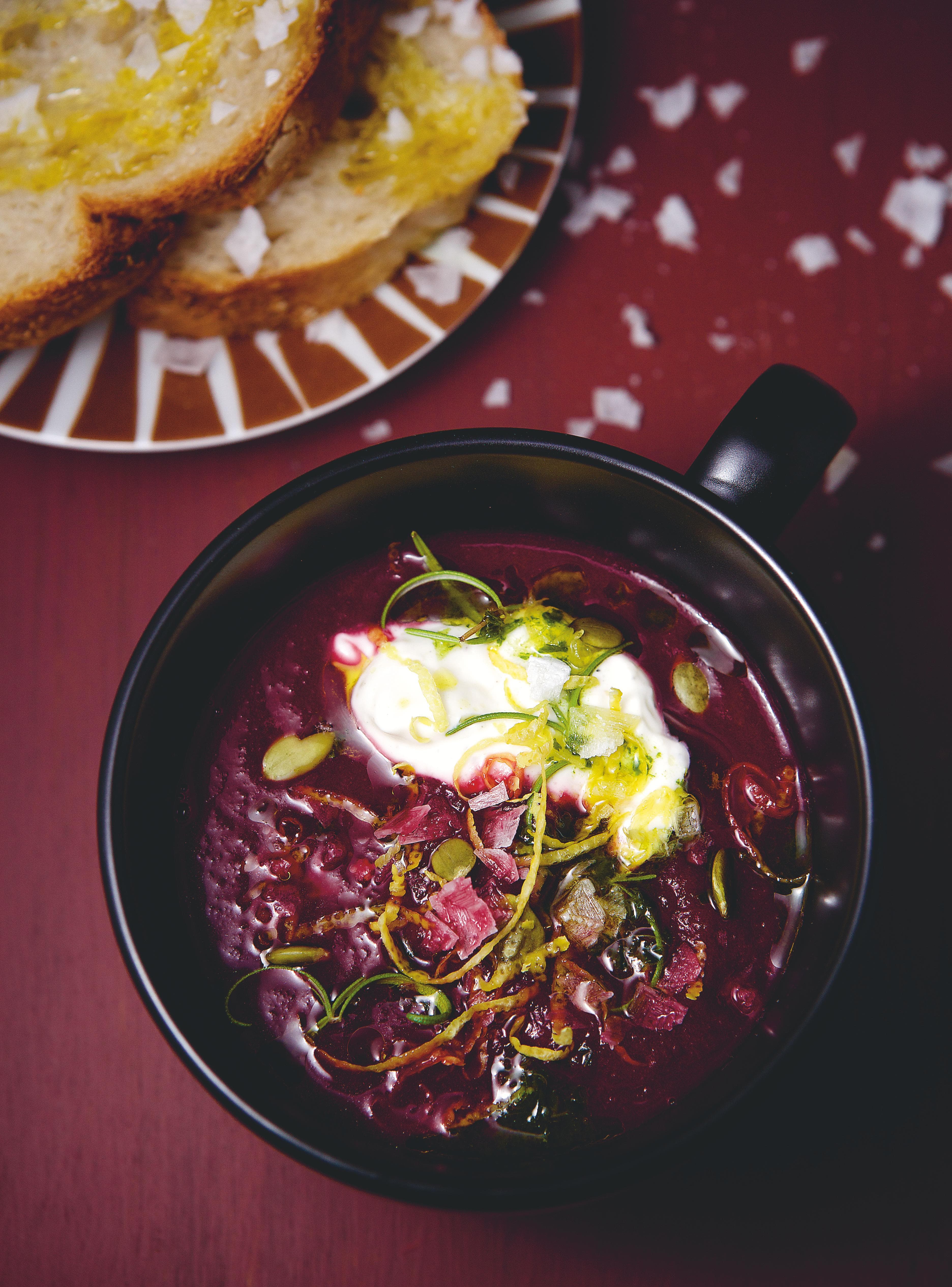 Rödbetssoppa med rotselleri och chèvrekräm