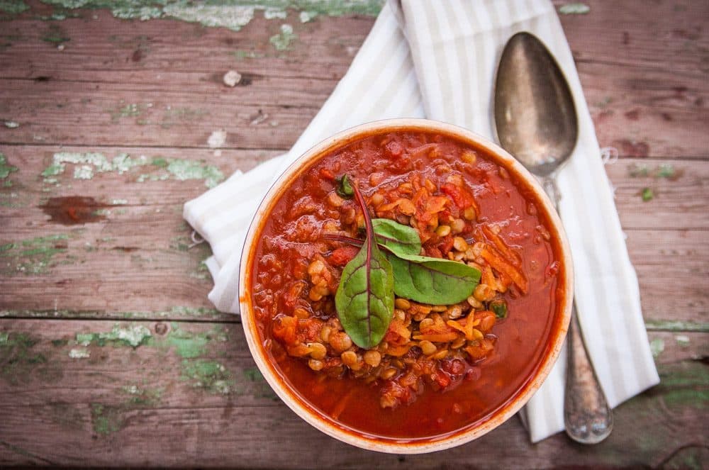 Tomatsås med gröna linser