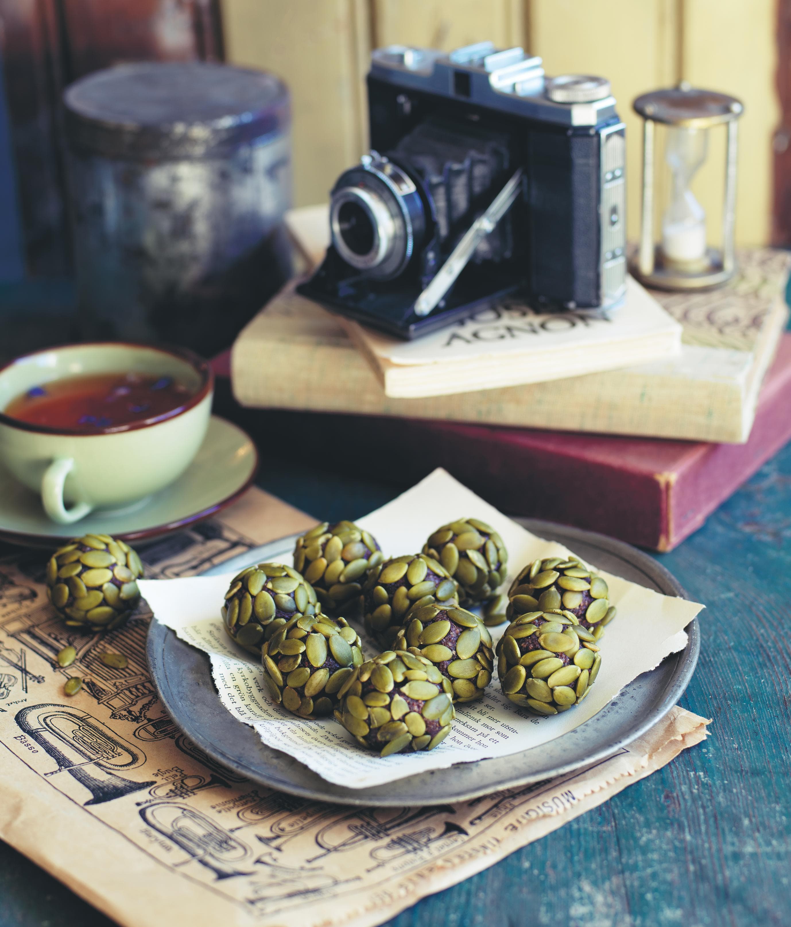 Hasselnötsbollar med pumpakärnor & chiafrön