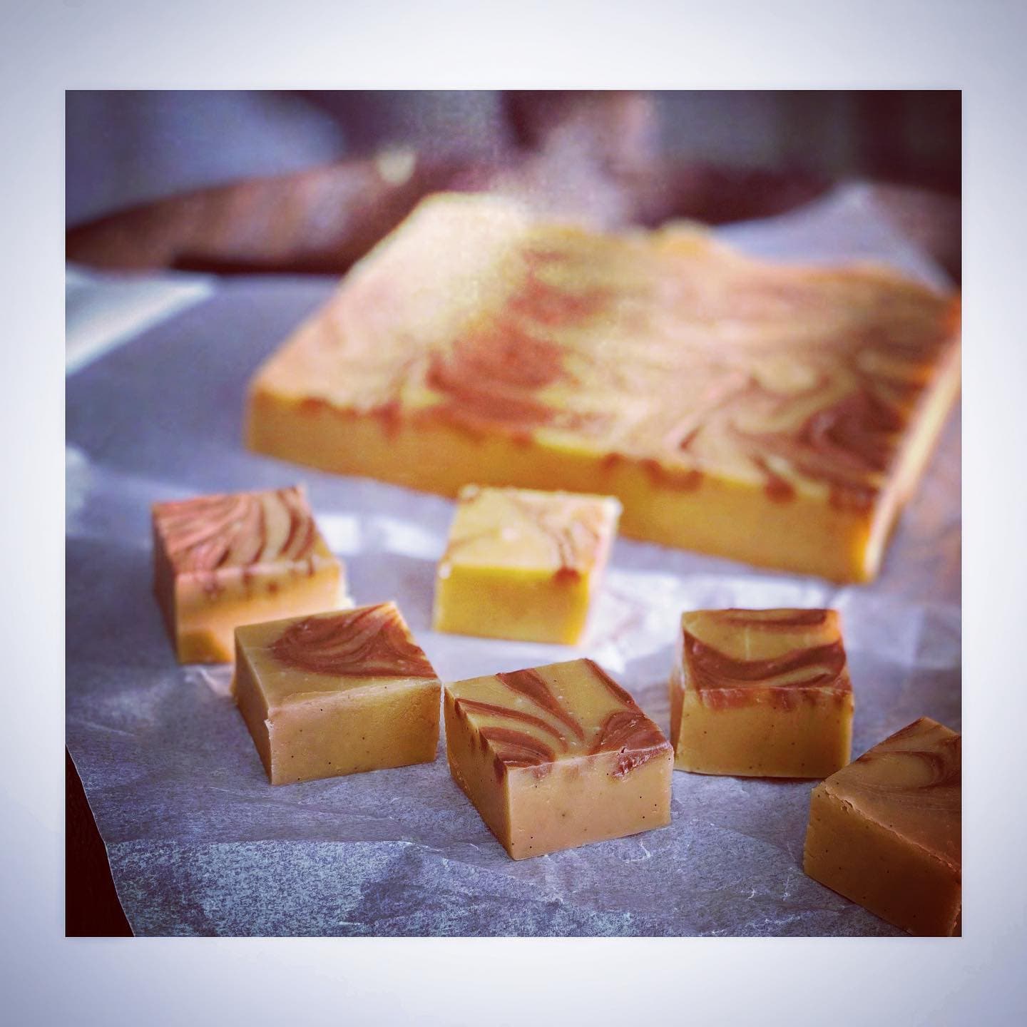 Salt vaniljfudge med praliné