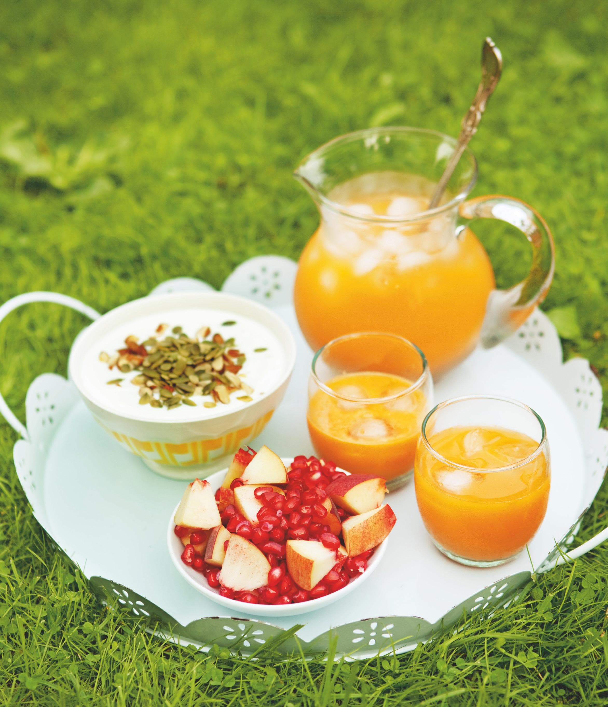 Kesellayoghurt med persika och granatäpple