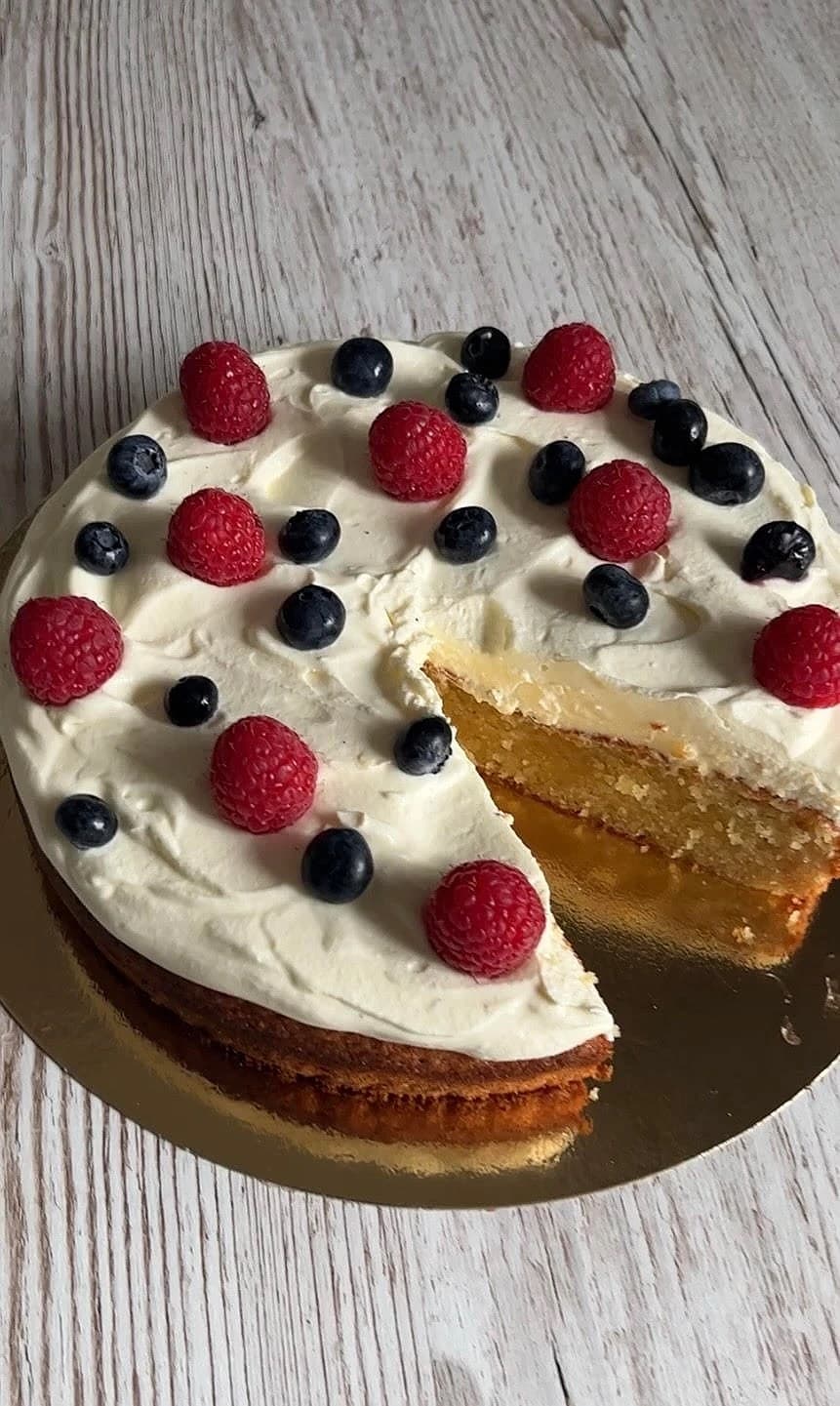 Mandelkaka med mascarponekräm och blåbär