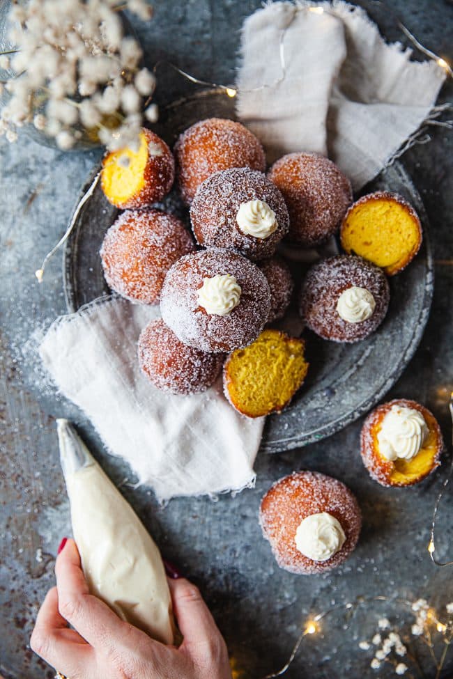 Saffransmunkar med vit chokladkräm