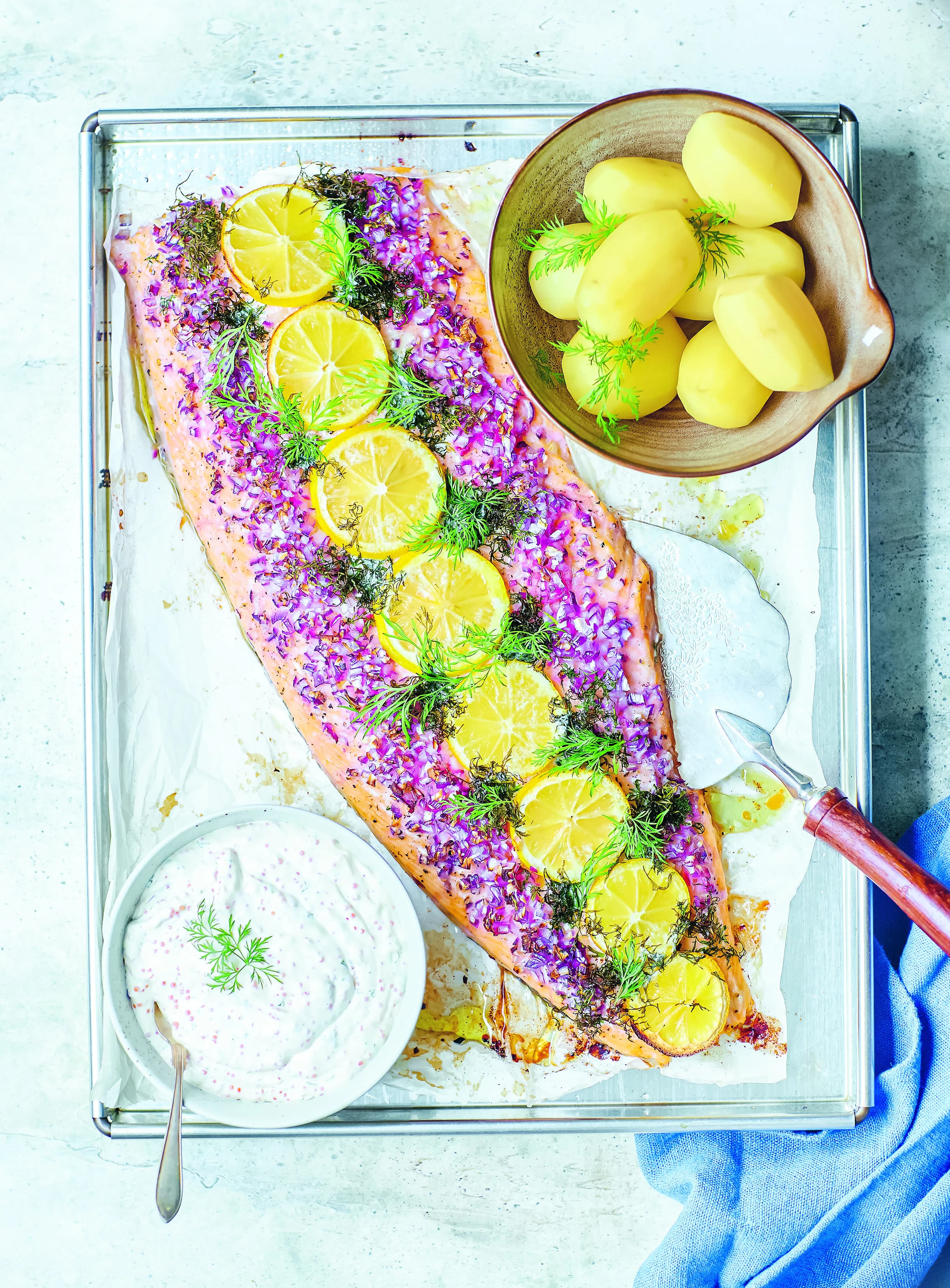 Hel laxsida i ugn med romsås