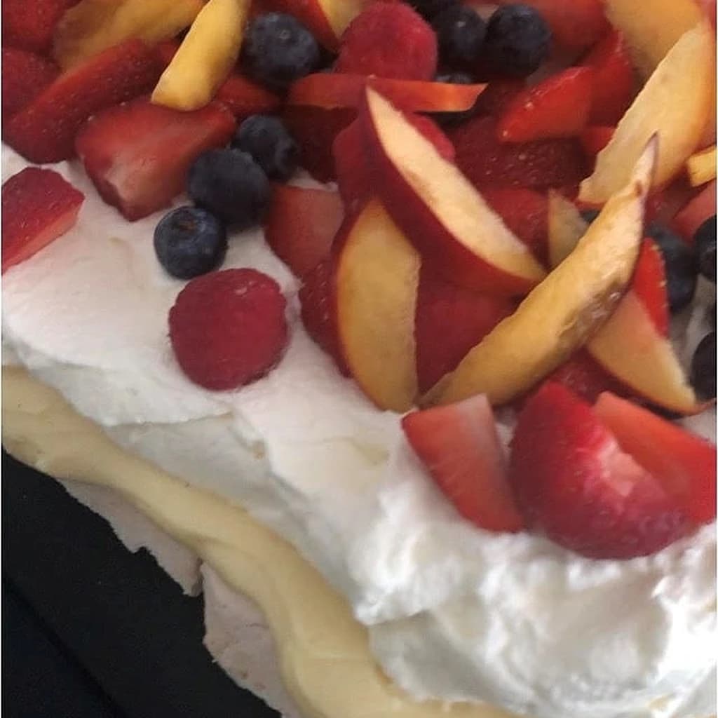 Pavlova med vaniljkräm i långplåt