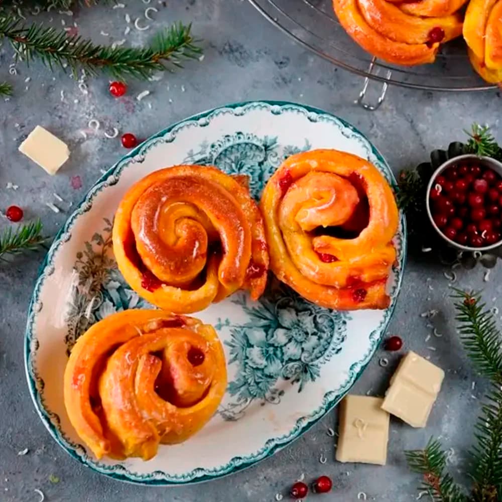 Saffransbullar med vitchoklad och lingon
