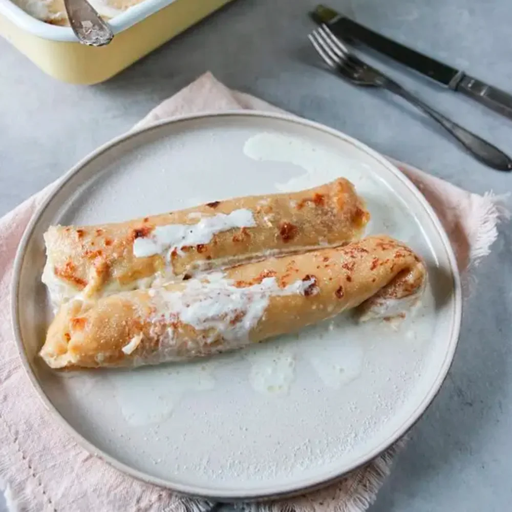 Ugnsgratinerade pannkakor fyllda med färskost