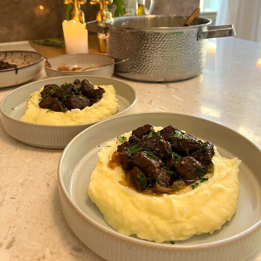 Stekbitar Med Vitlökssmör och Potatismos Med Rostad Vitlök Och Parmesan
