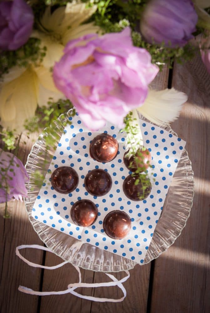 Chokladpraliner med frukt och nötter