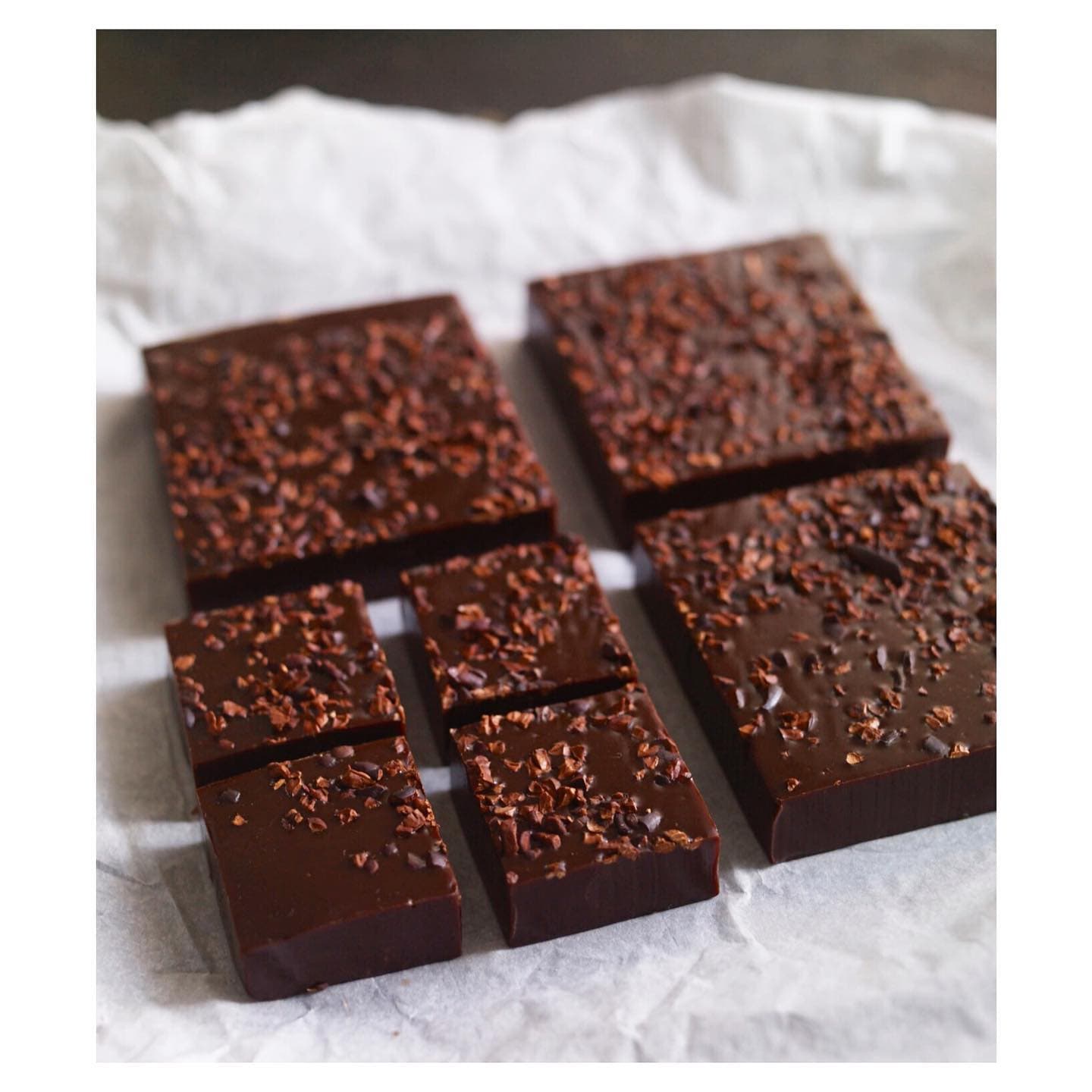 Chokladkola med havssalt och kakaobönor
