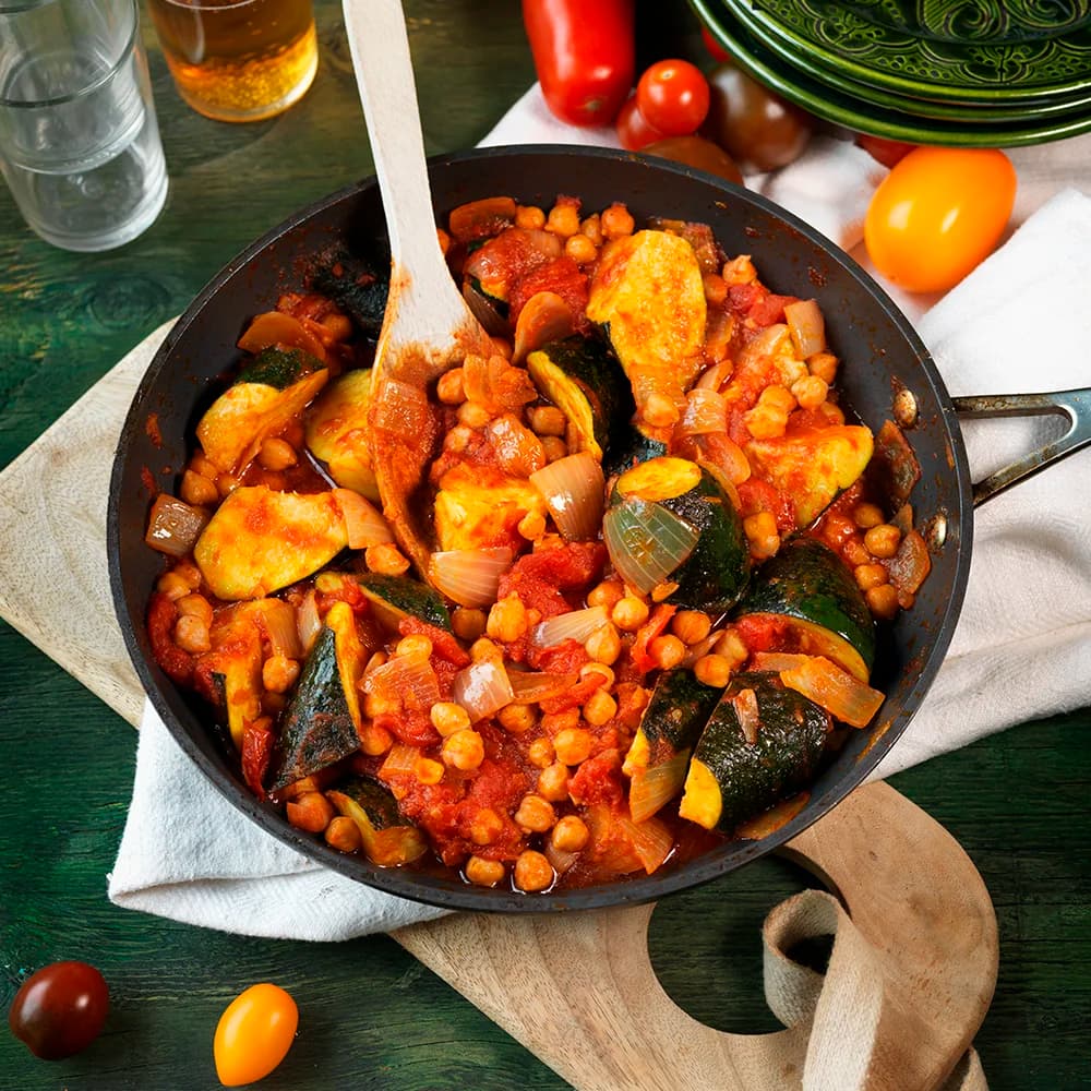 Kikärtsgryta med zucchini och vitlöks- och korianderolja