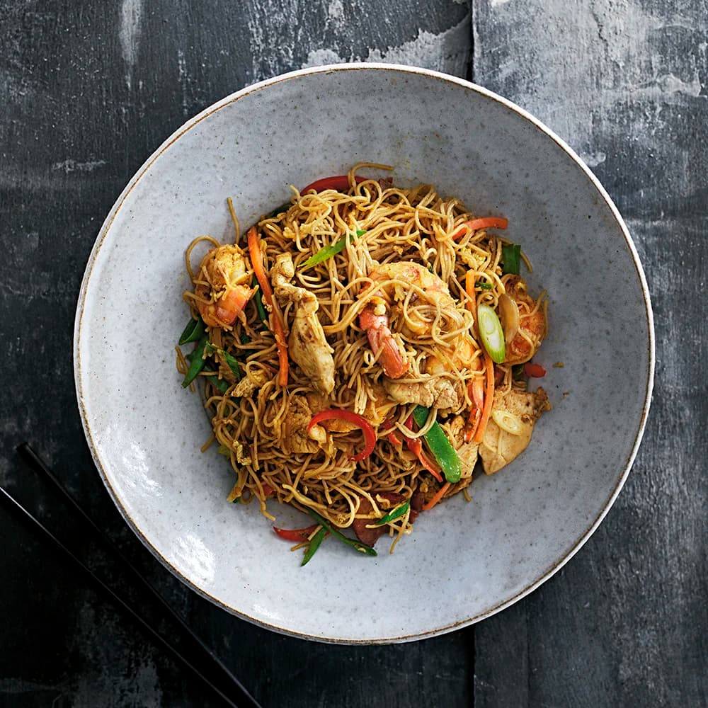 Singapore noodles med curry, fläsk och räkor