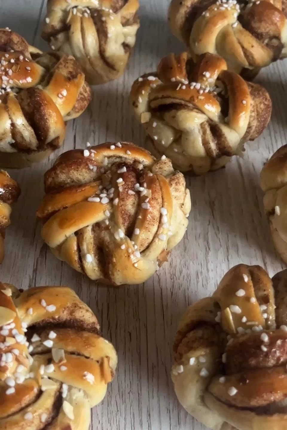 Flätade kanelbullar i muffinsform