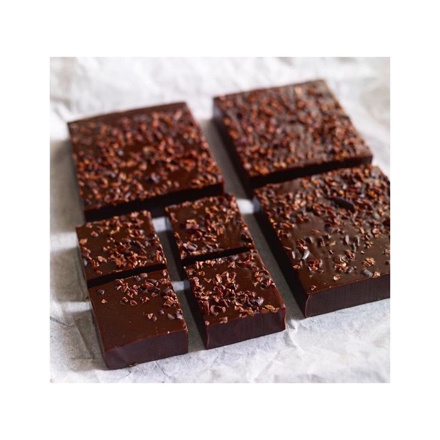 Chokladkola med krossade kakaobönor