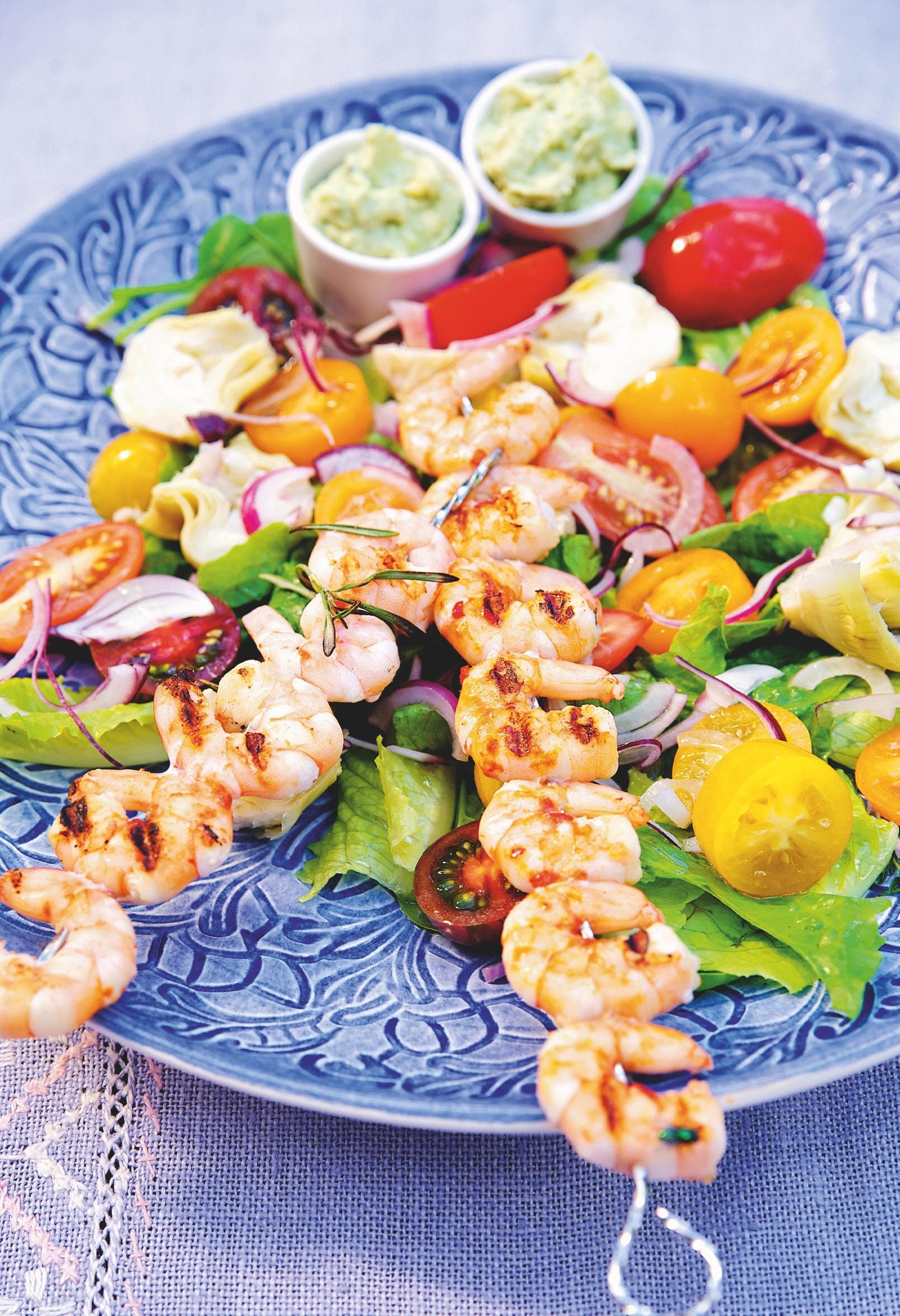 Grillade scampi med grönsallad och avokadokräm