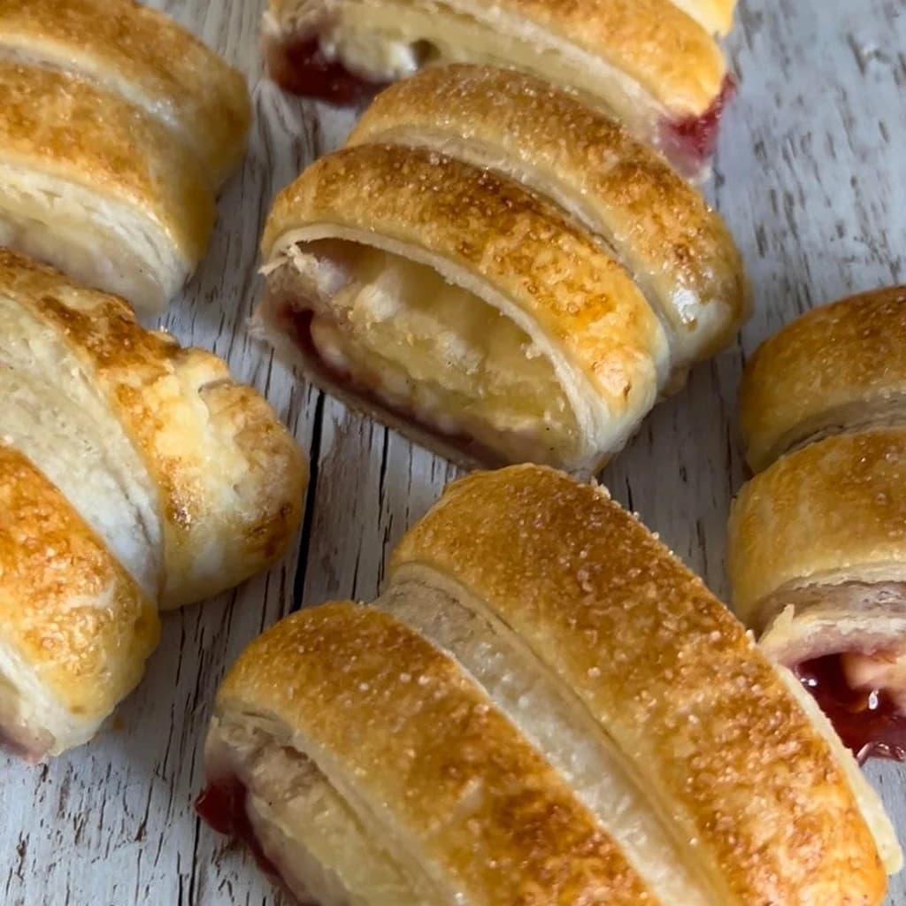Smördegsrulle med vaniljkräm och hallonsylt