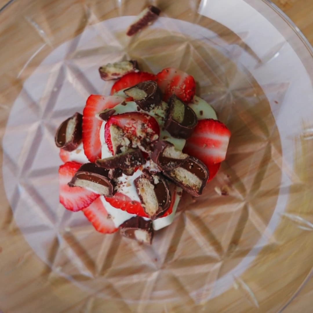 Jordgubbsdessert med vispad crème fraiche