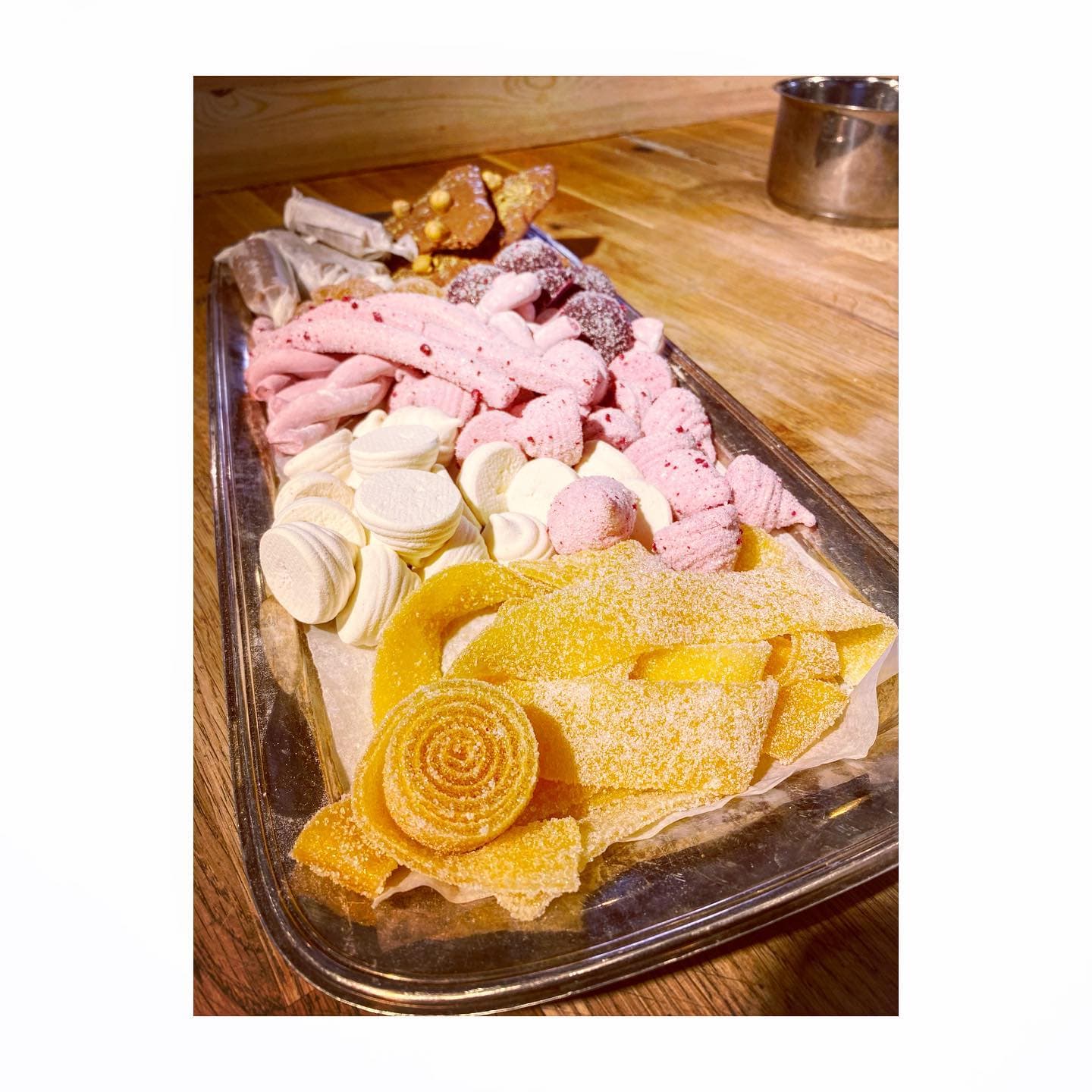 Syrliga gelégodisremmar med passionsfrukt
