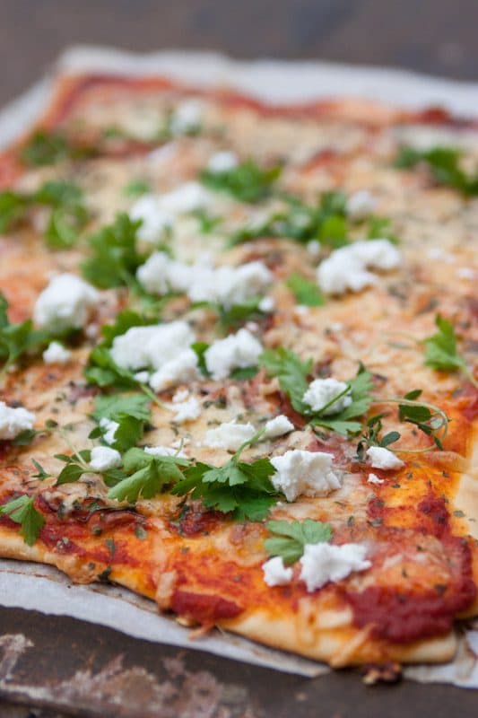 Pizza med örter och fetaost