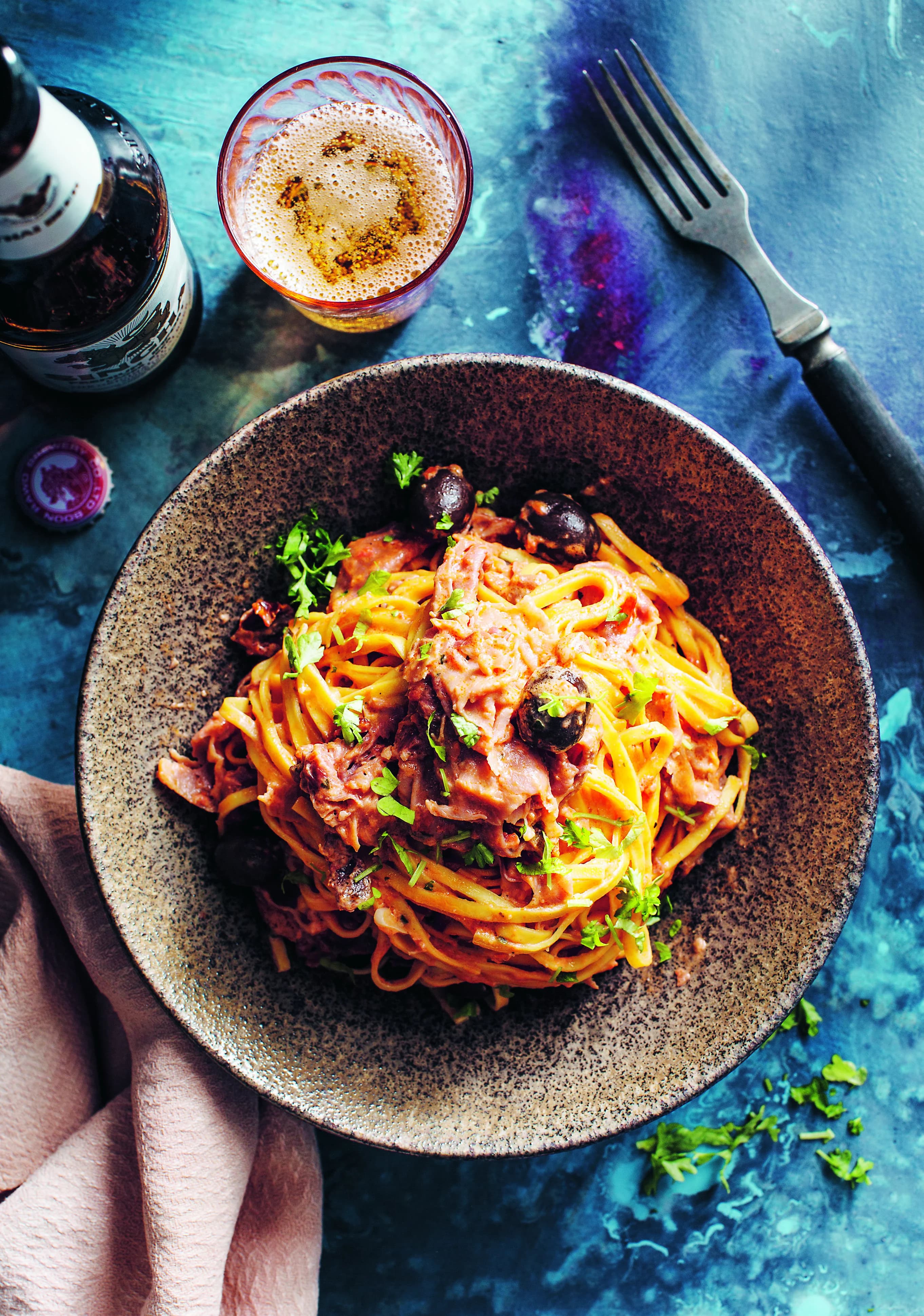 Pasta med sås på parmaskinka och soltorkade tomater
