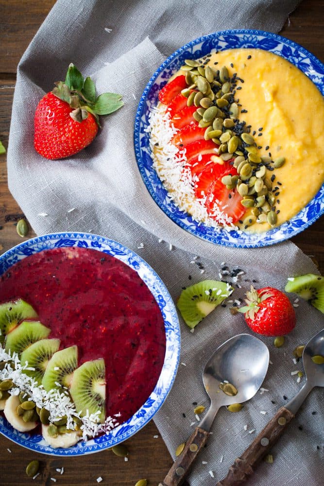 Frukostskålar med banan och bär och mango