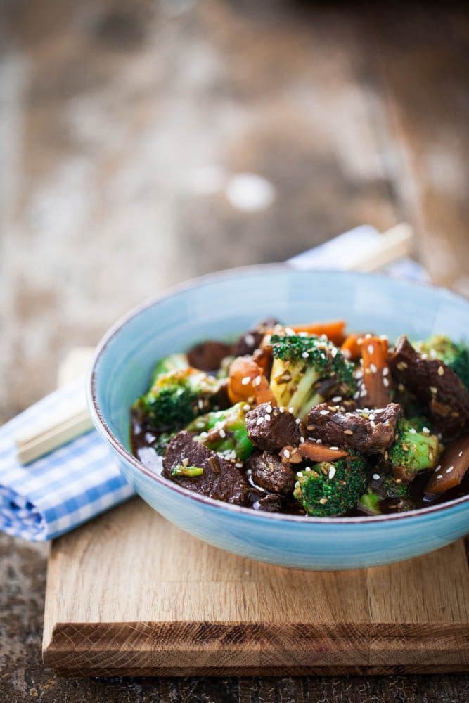 Biff med broccoli, bambuskott och sesam